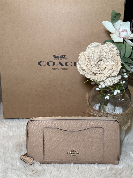 Coach Handbags - ✨ Coach Crossgrain Leather Accordion Zip Wallet✨